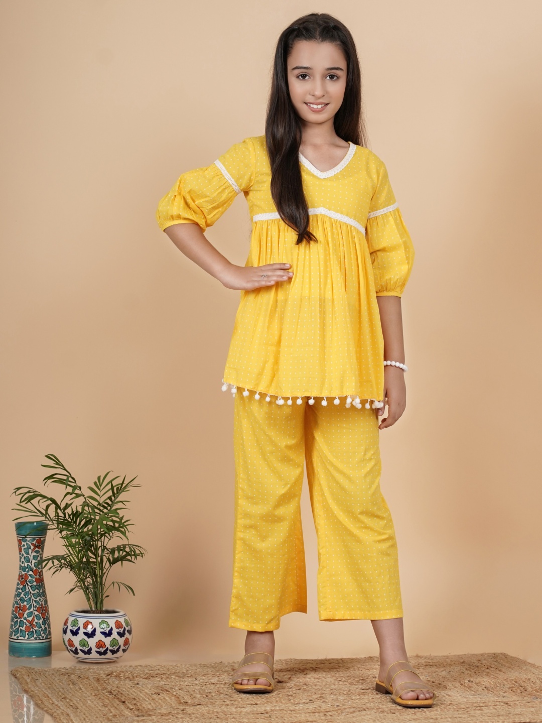 

TUNIYA Girls Geometric Printed Cotton Blend V-Neck Empire Kurta With Trousers, Yellow