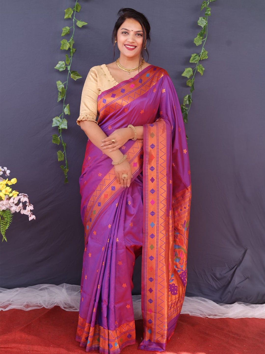 

amirat Floral Zari Pure Silk Paithani Saree, Purple