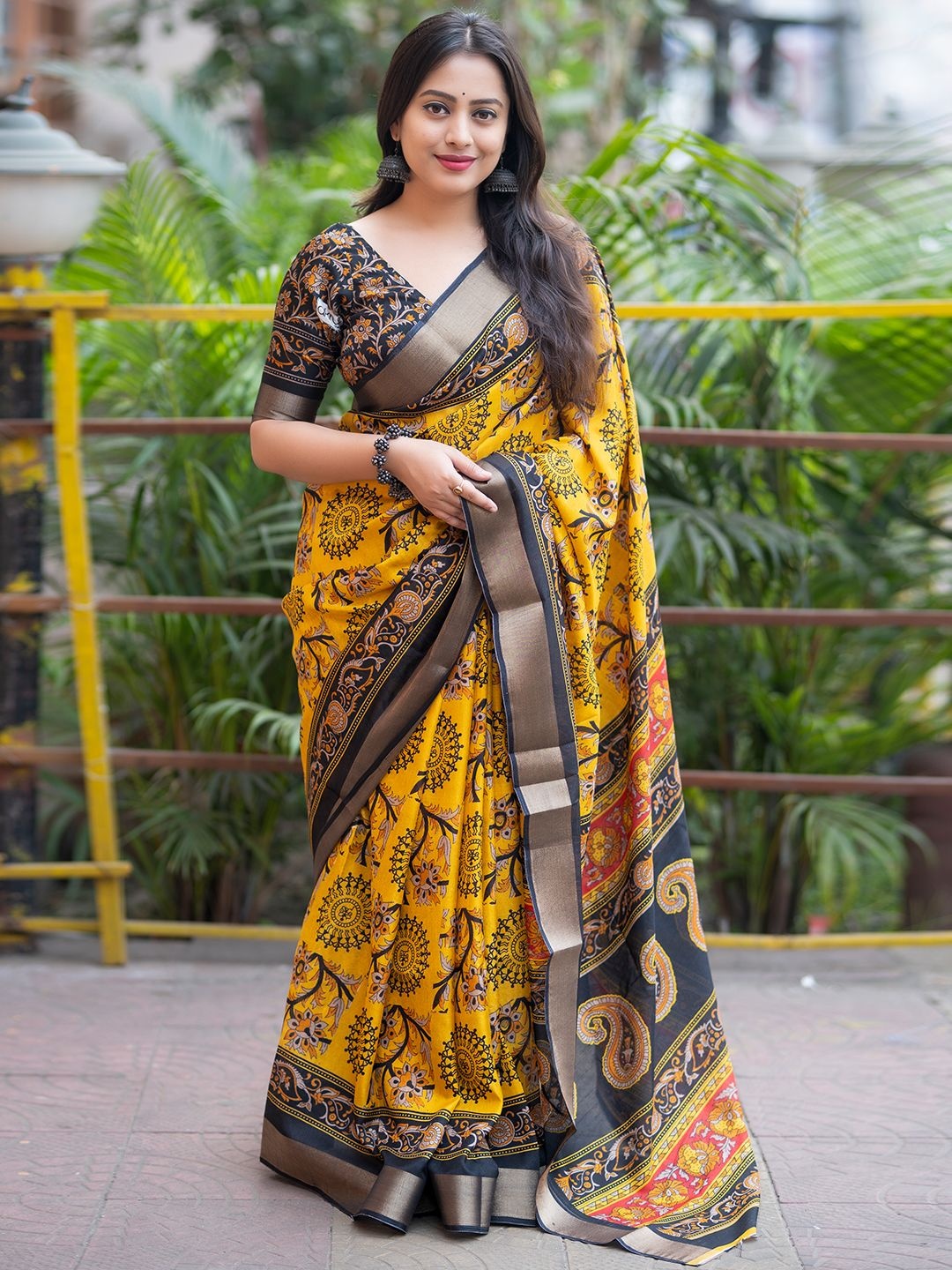 

LeeliPeeri Designer Floral Printed Zari Saree, Mustard