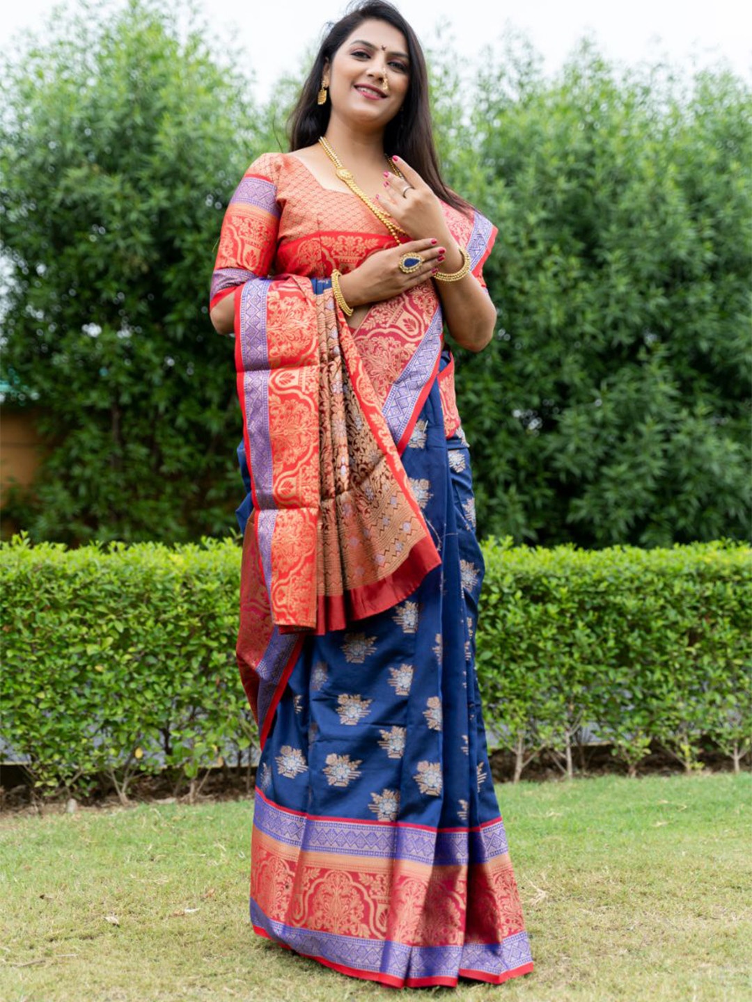 

amirat Woven Design Zari Pure Silk Kanjeevaram Saree, Navy blue