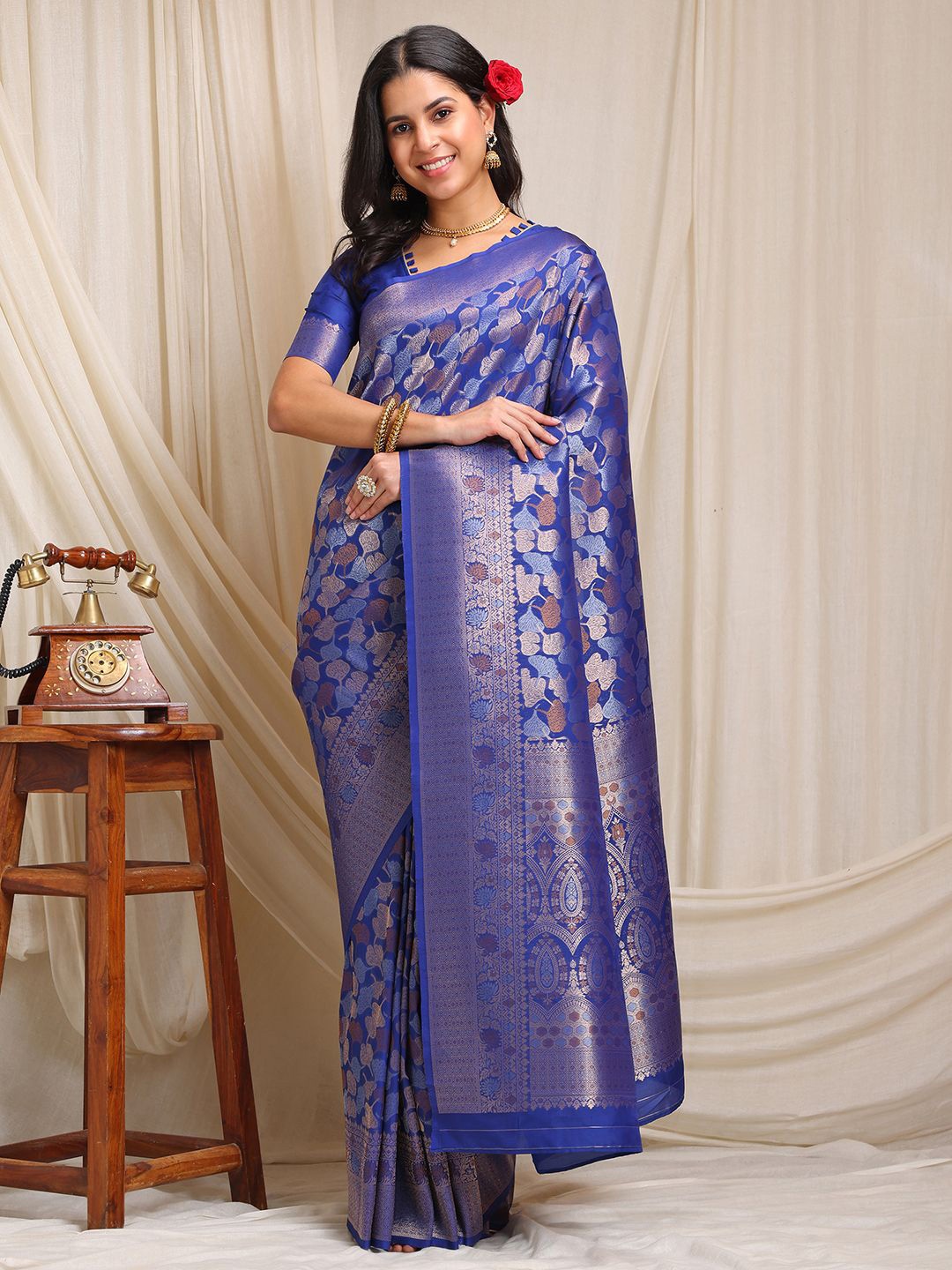 

KAVINDI Floral Woven Design Zari Pure Silk Kanjeevaram Saree, Blue