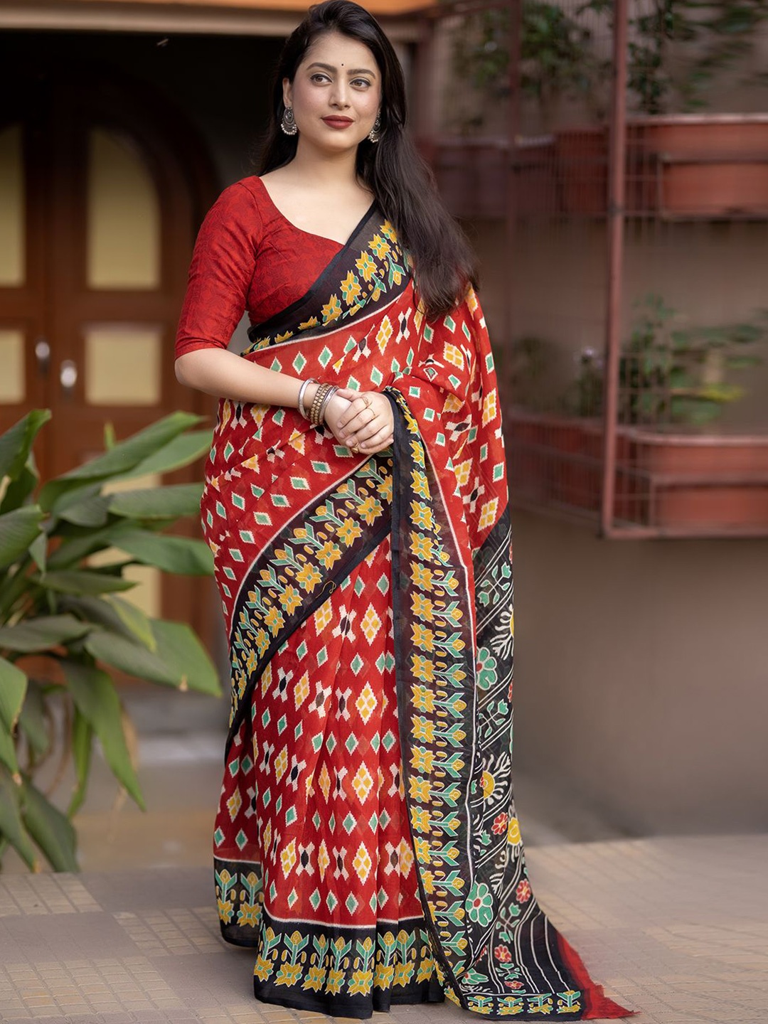 

Mitera Women Geometric Printed Ikat Saree, Red
