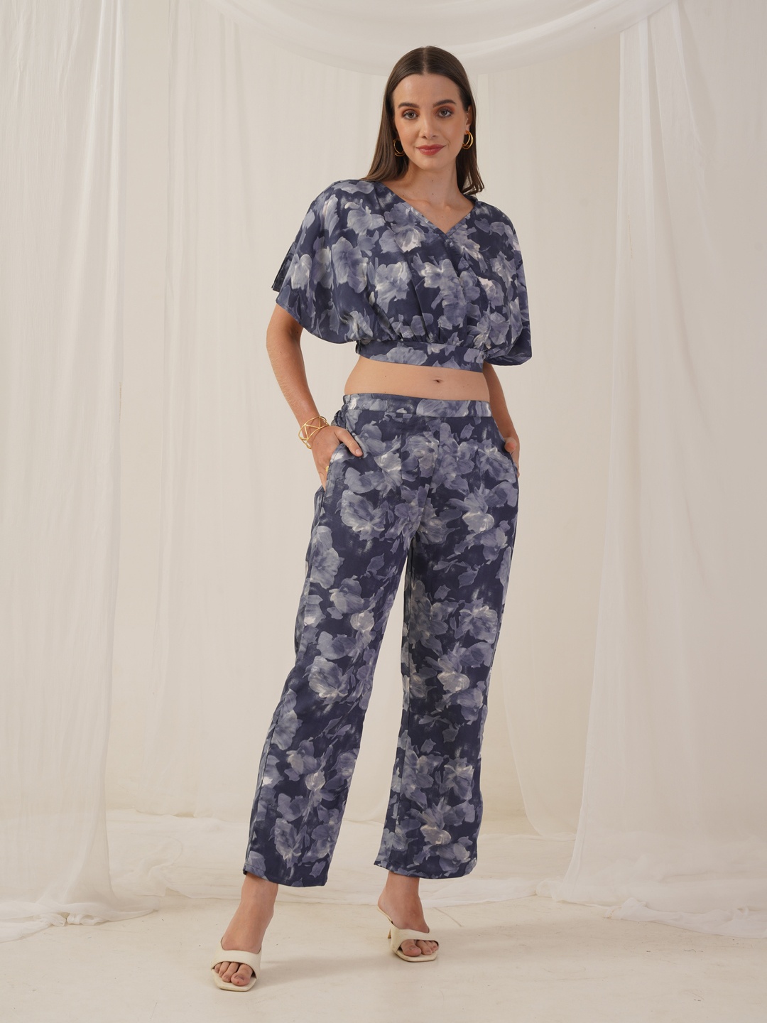 

JAINISH Floral Printed V-Neck Flared Sleeves Crop Top And Trousers, Grey