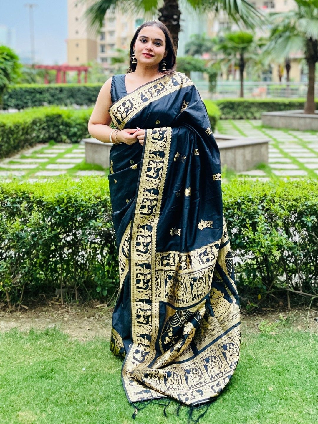 

DIVASTRI Woven Design Pure Silk Kanjeevaram Saree, Black