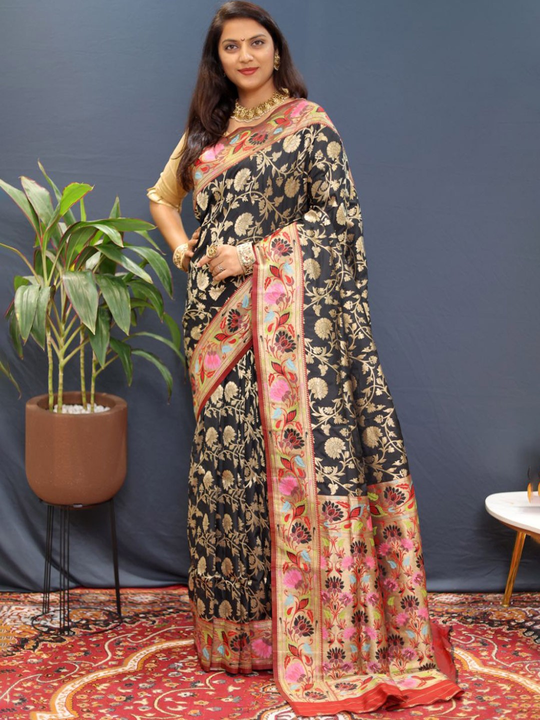 

amirat Floral Zari Pure Silk Banarasi Saree, Black
