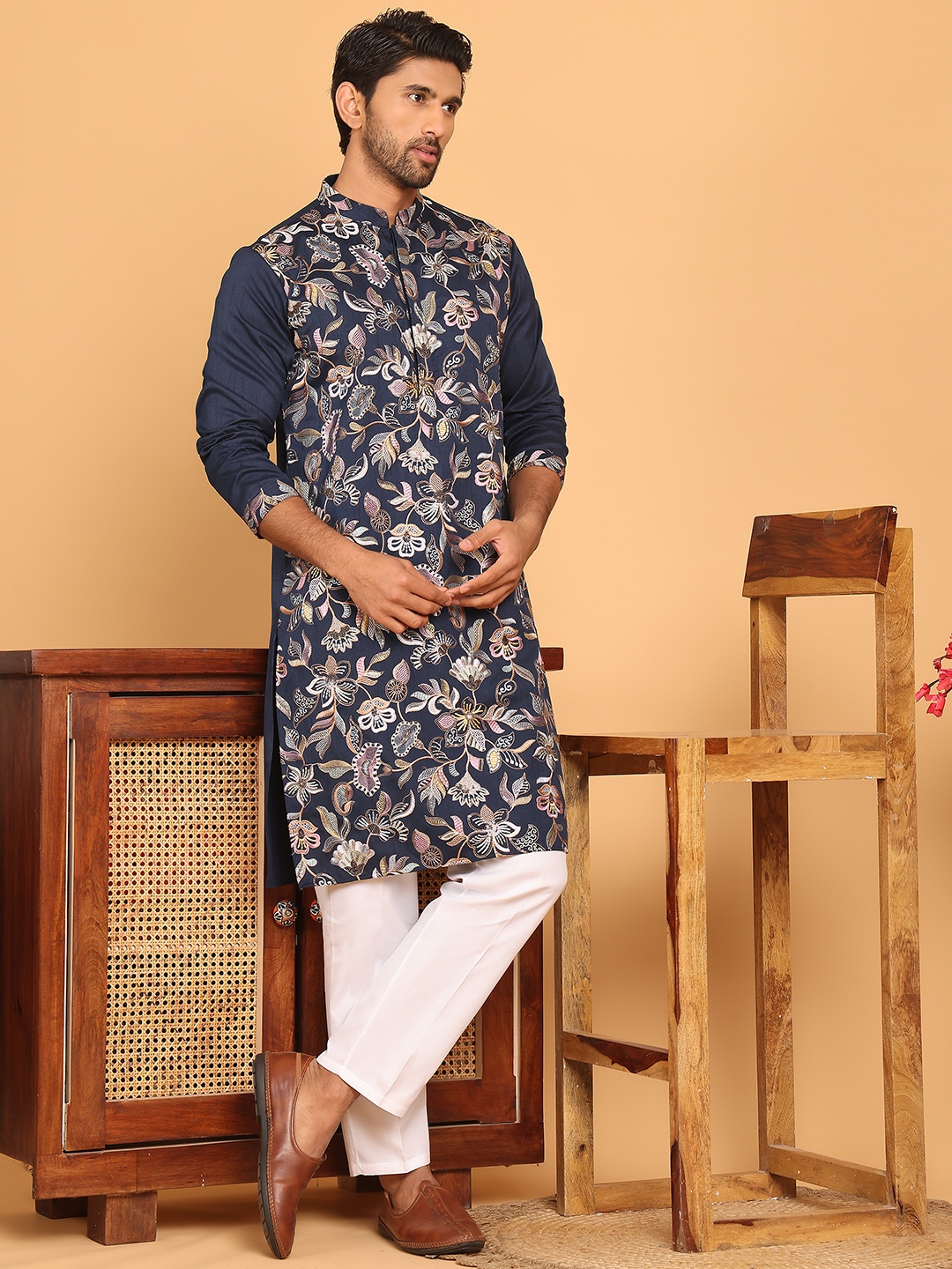 

Jompers Floral Embroidered Mandarin Collar Thread Work Straight Kurta With Pyjama, Navy blue