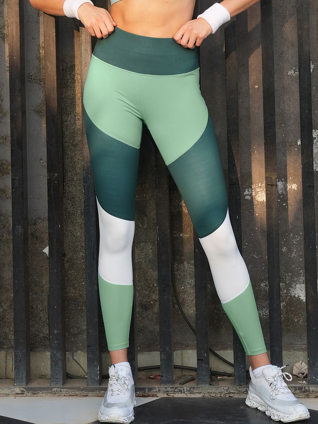 

Soie Women High-Waist Compression Waistband Ankle-Length Leggings With Tri-Color Block, Green