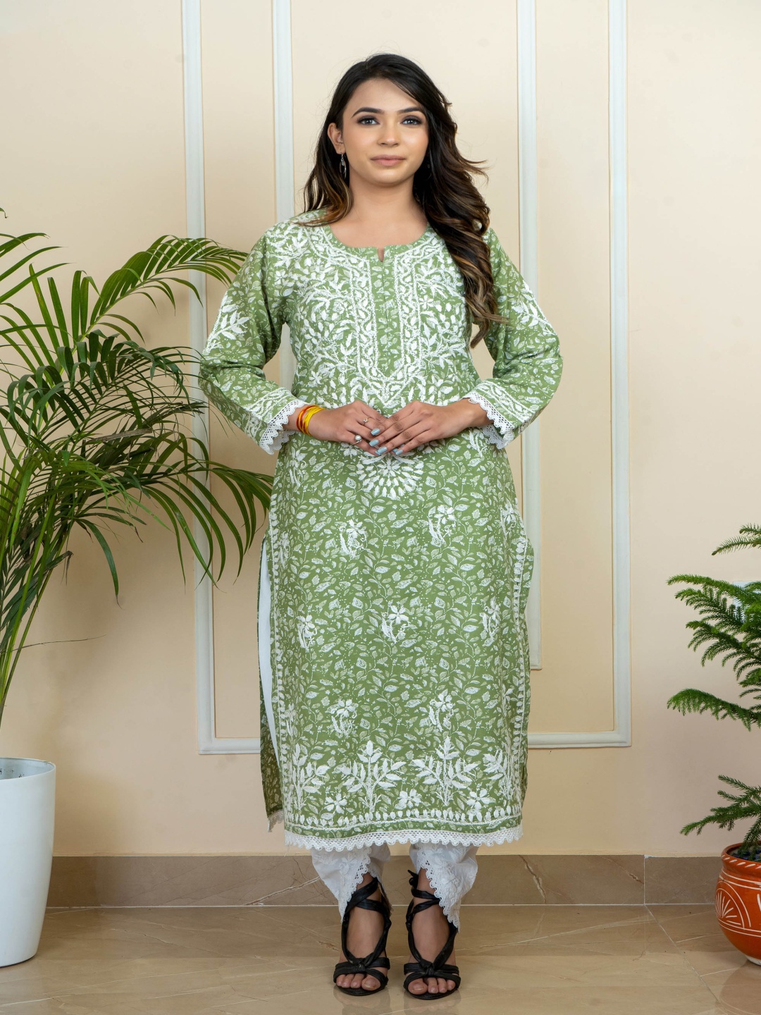 

ADR CHIKAN Floral Embroidered Thread Work Pure Cotton Kurta With Dhoti Pants, Green