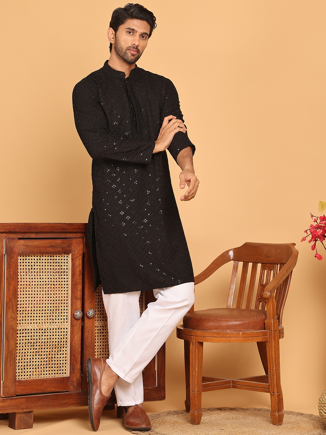 

Jompers Floral Embroidered Mandarin Collar Sequinned Straight Kurta With Pyjama, Black