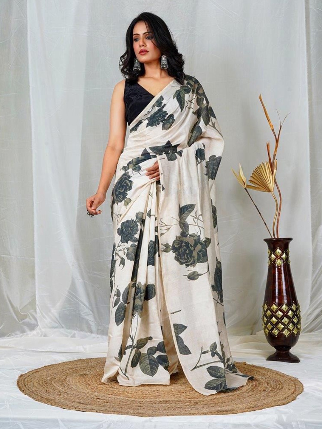 

EARTH O FAB Floral Silk Cotton Chanderi Saree, Off white