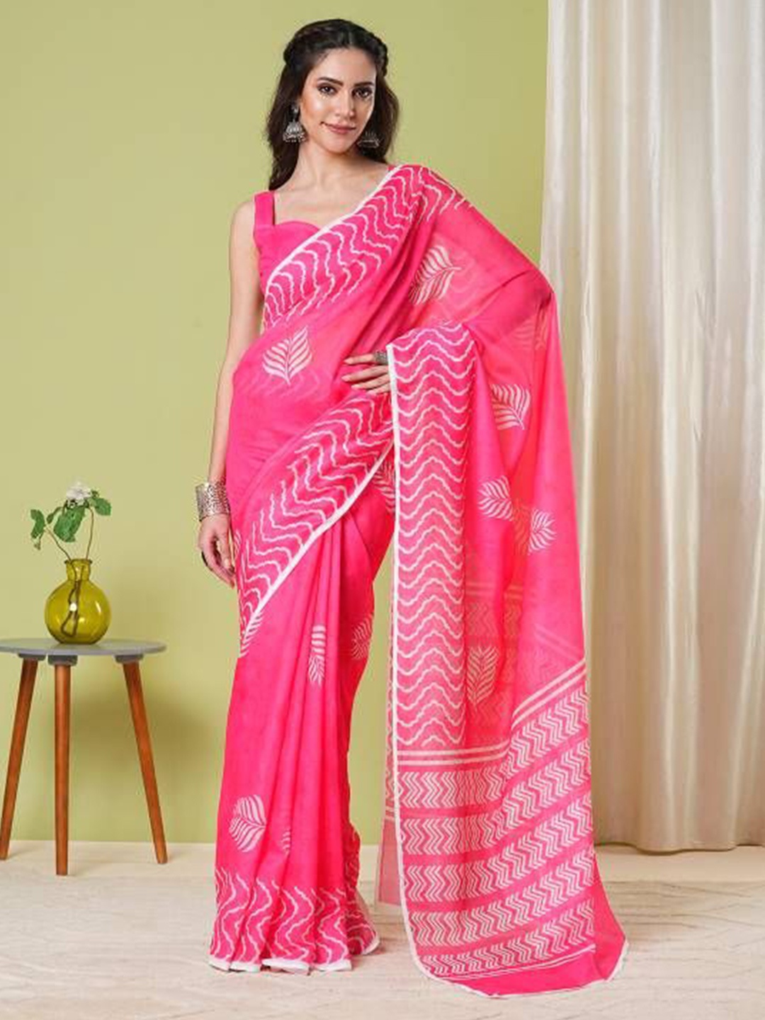 

HI FI NX Printed Chanderi Saree With Zari Border, Pink