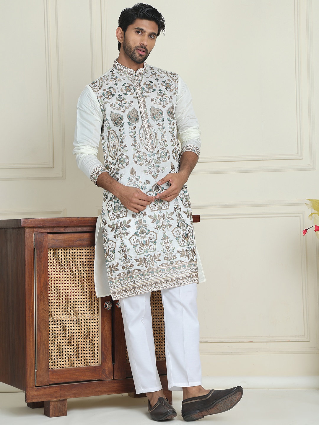 

Jompers Floral Embroidered Mandarin Collar Straight Kurta With Pyjamas, White