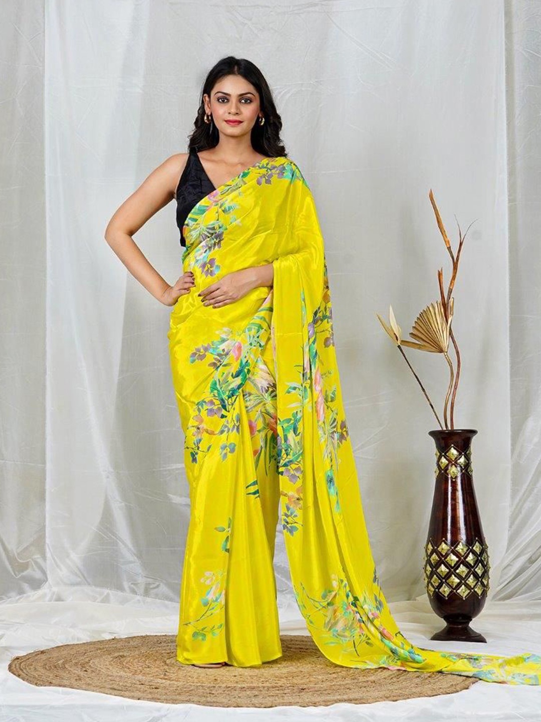 

EARTH O FAB Floral Pure Crepe Saree, Yellow