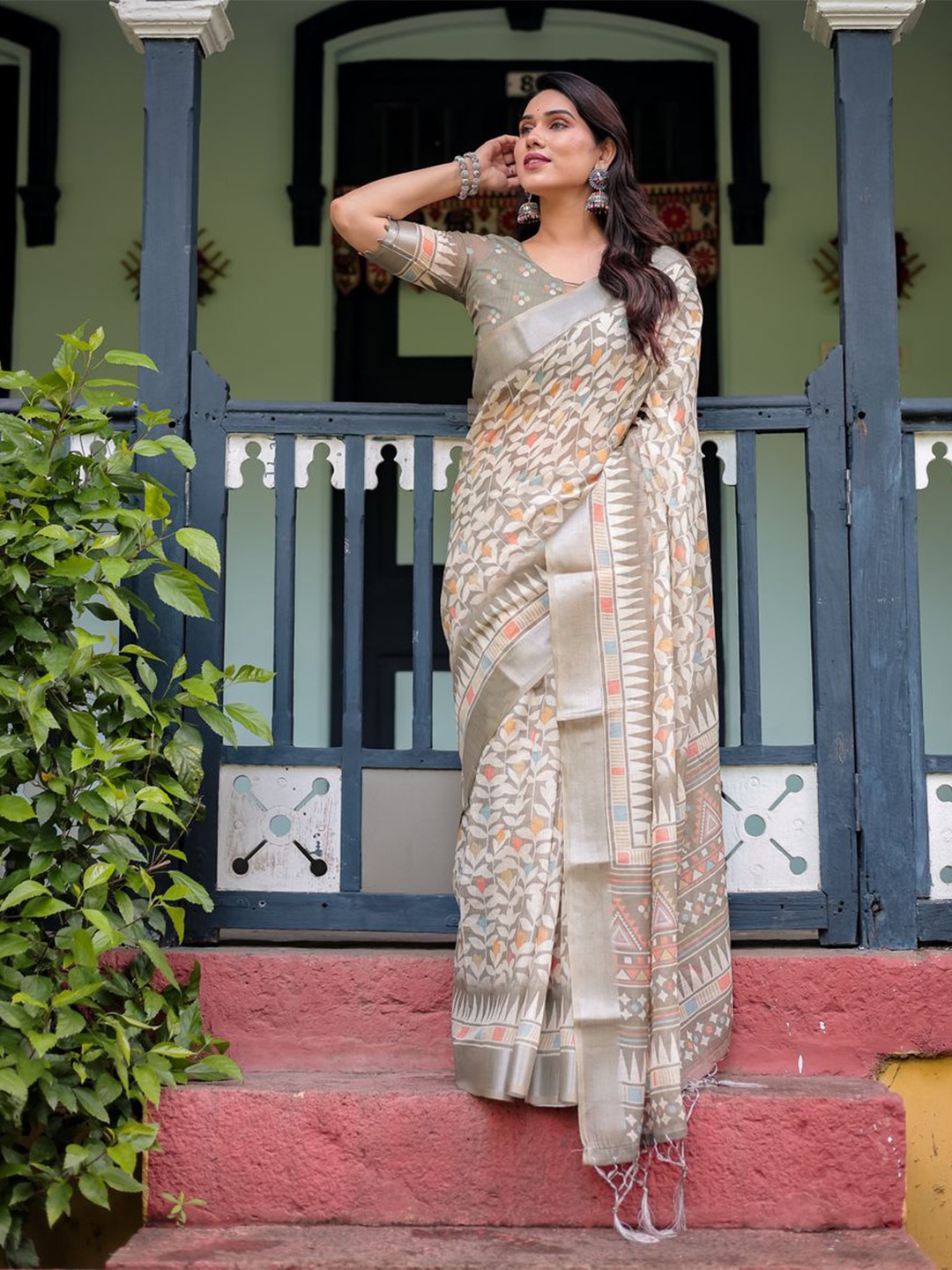 

ALMAARI FASHION Floral Printed Pure Linen Banarasi Saree, Grey