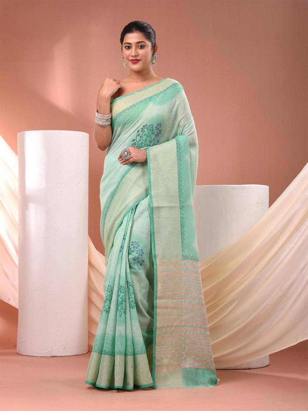 

VIBHAVARI Floral Printed Saree with Blouse Piece, Green