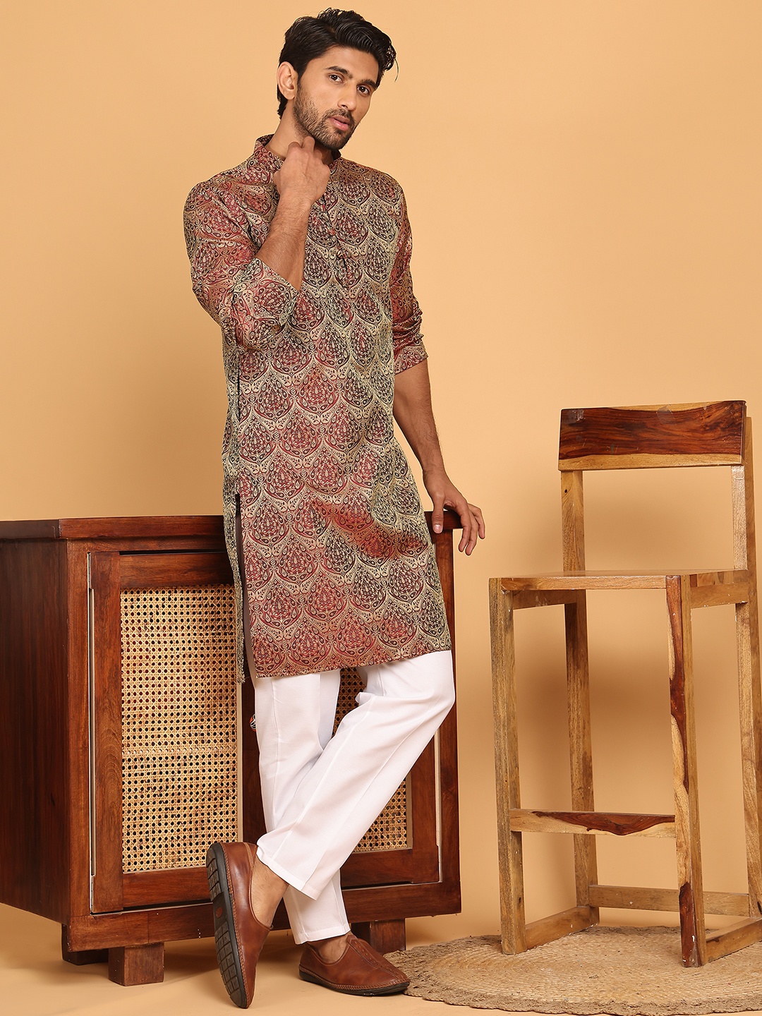 

Jompers Ethnic Motifs Woven Design Mandarin Collar Straight Kurta With Pyjama, Maroon