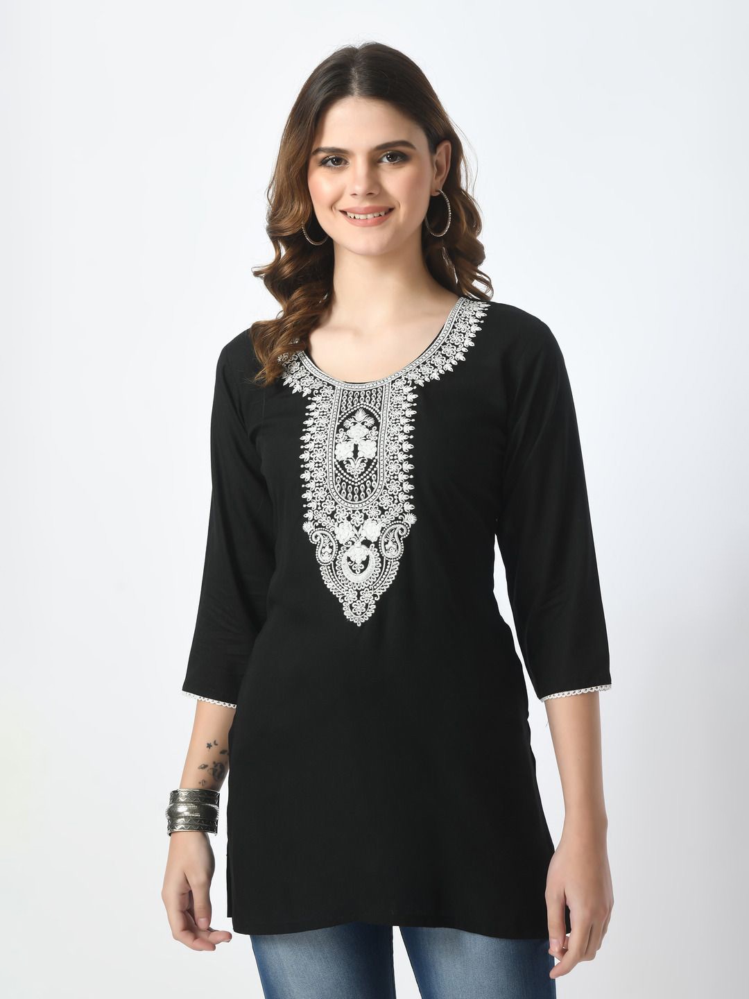 

LIBOZA Floral Embroidered Chikankari Chikankari Kurti, Black