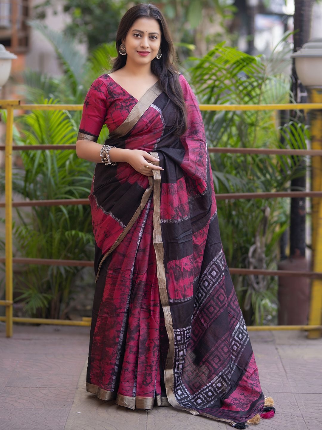 

Mitera Tie and Dye Printed Saree With Unstitched Blouse Piece, Pink