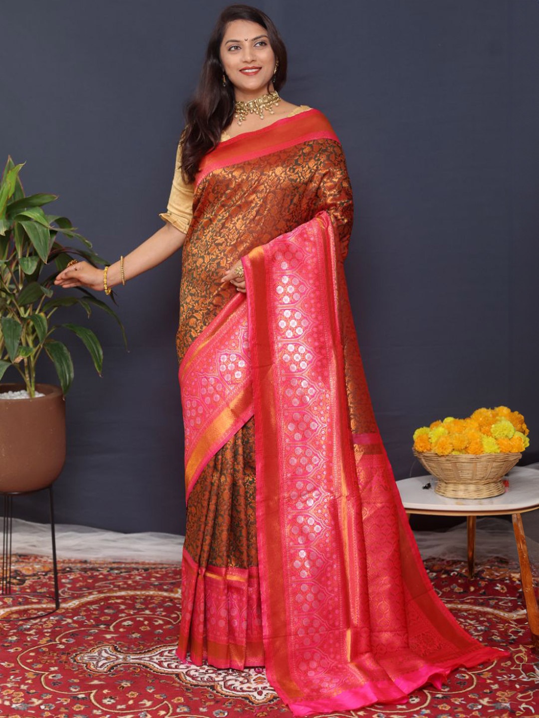 

amirat Woven Design Zari Pure Silk Banarasi Saree, Green