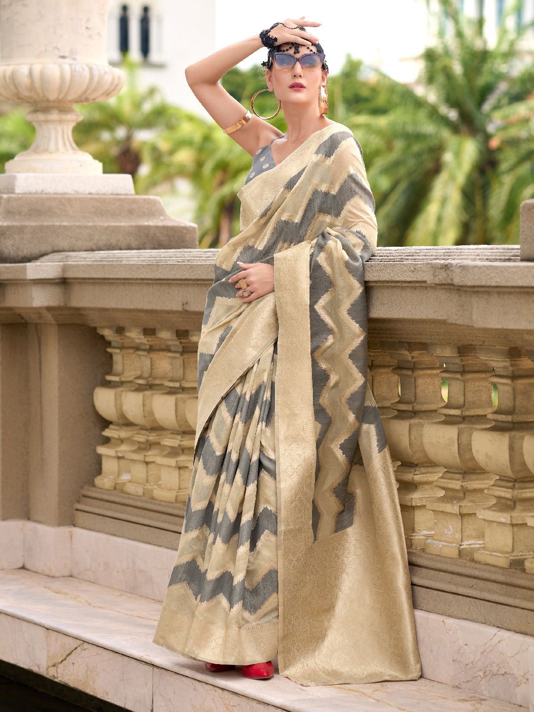 

LeeliPeeri Designer Woven Design Zari Saree, Grey