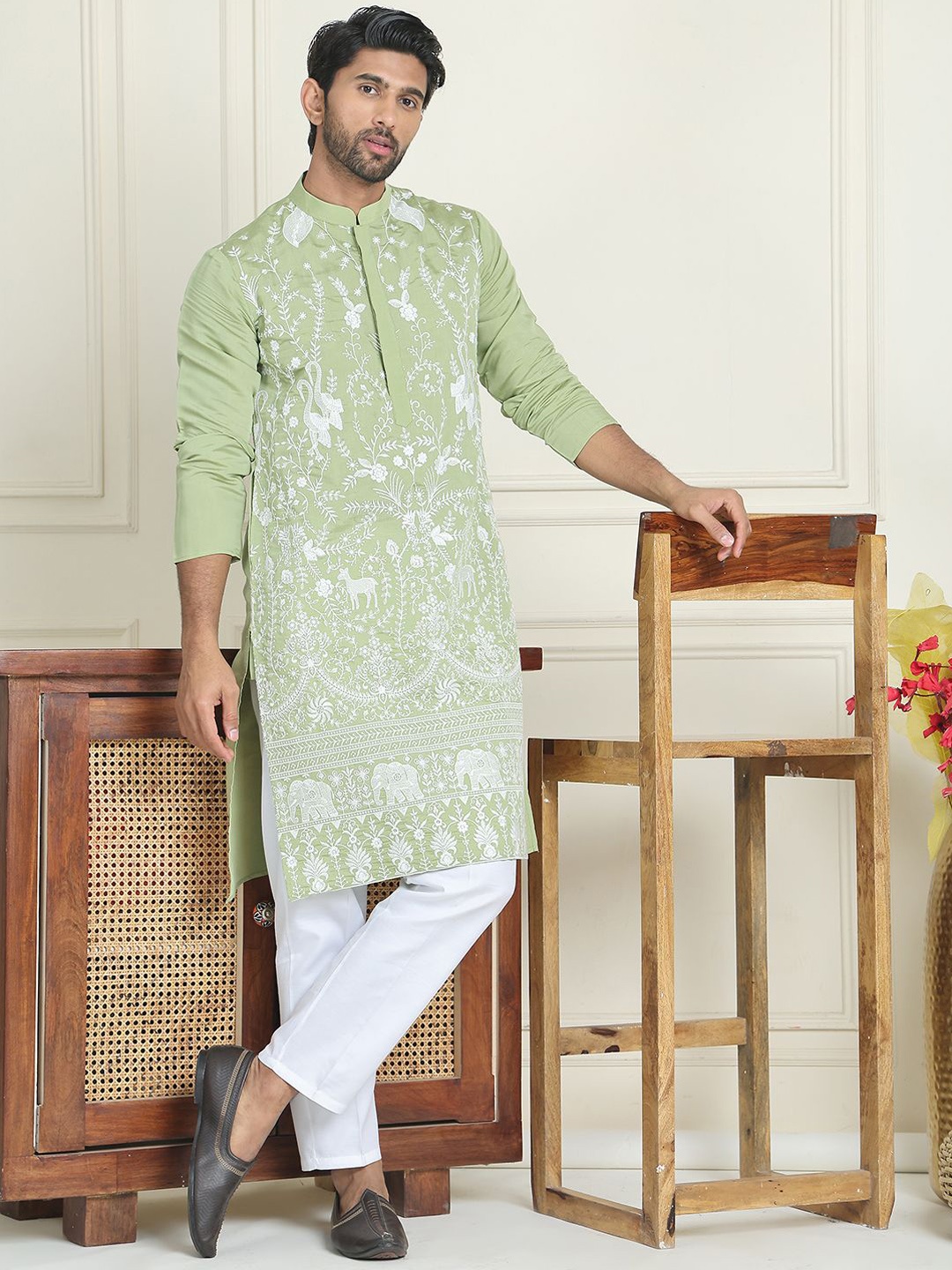 

Jompers Floral Embroidered Silk Blend Mandarin Collar Straight Kurta With Pyjamas, Green