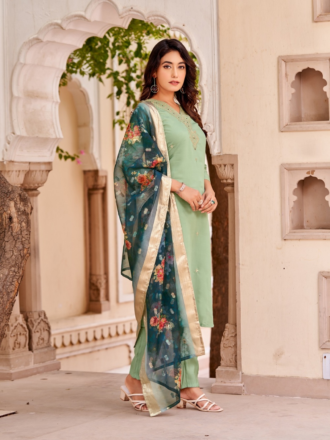 

choiceit Embroidered Chanderi Silk Kurta Set, Green