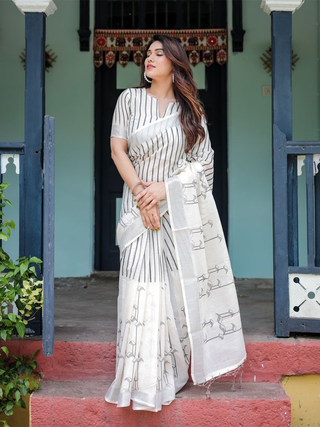 

ALMAARI FASHION Striped Pure Linen Banarasi Saree, White