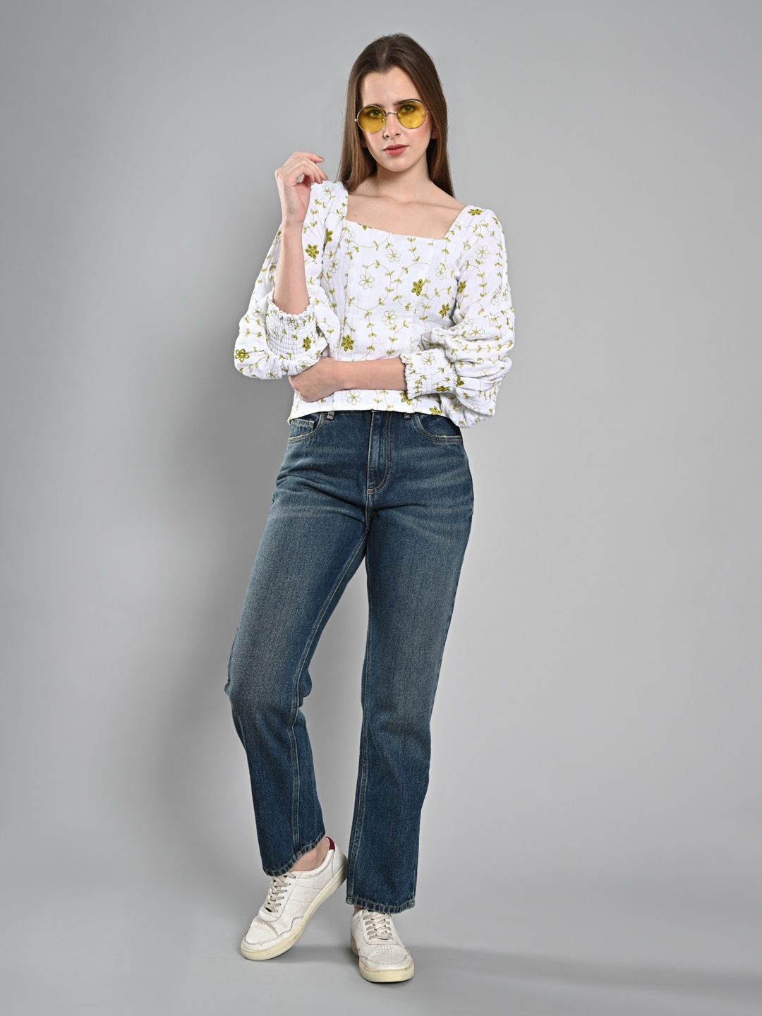 

IZEL Women Cotton Slim Fit Slash Knee Light Fade Jeans, Blue