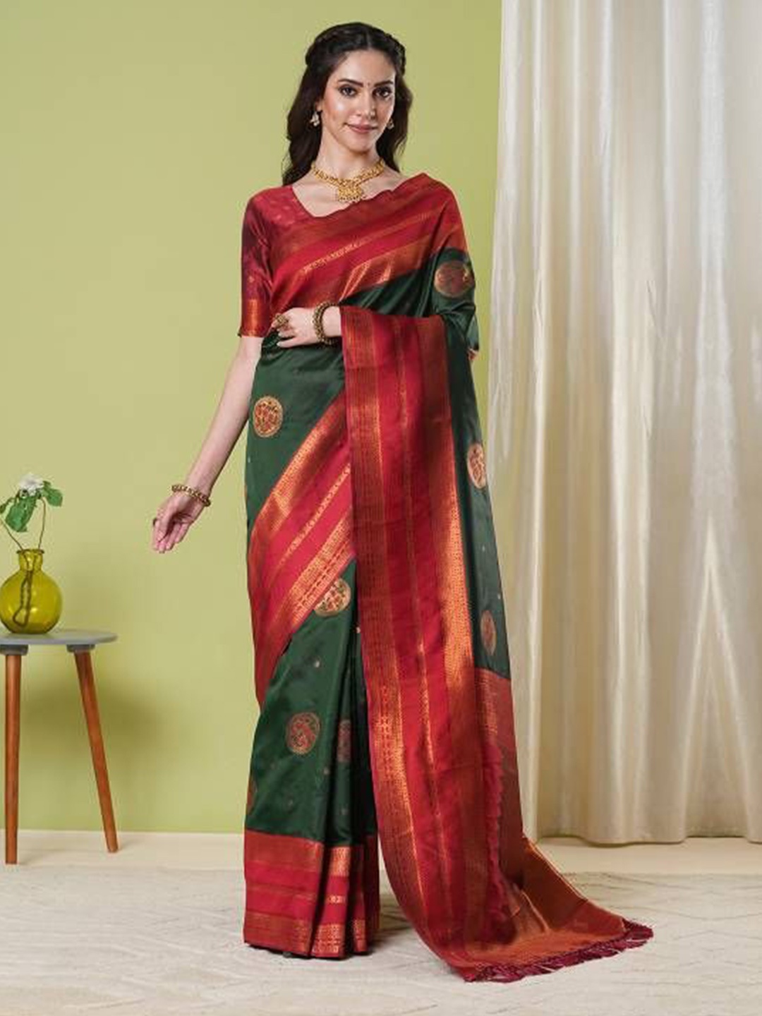 

HI FI NX Woven Design Zari Banarasi Saree, Green