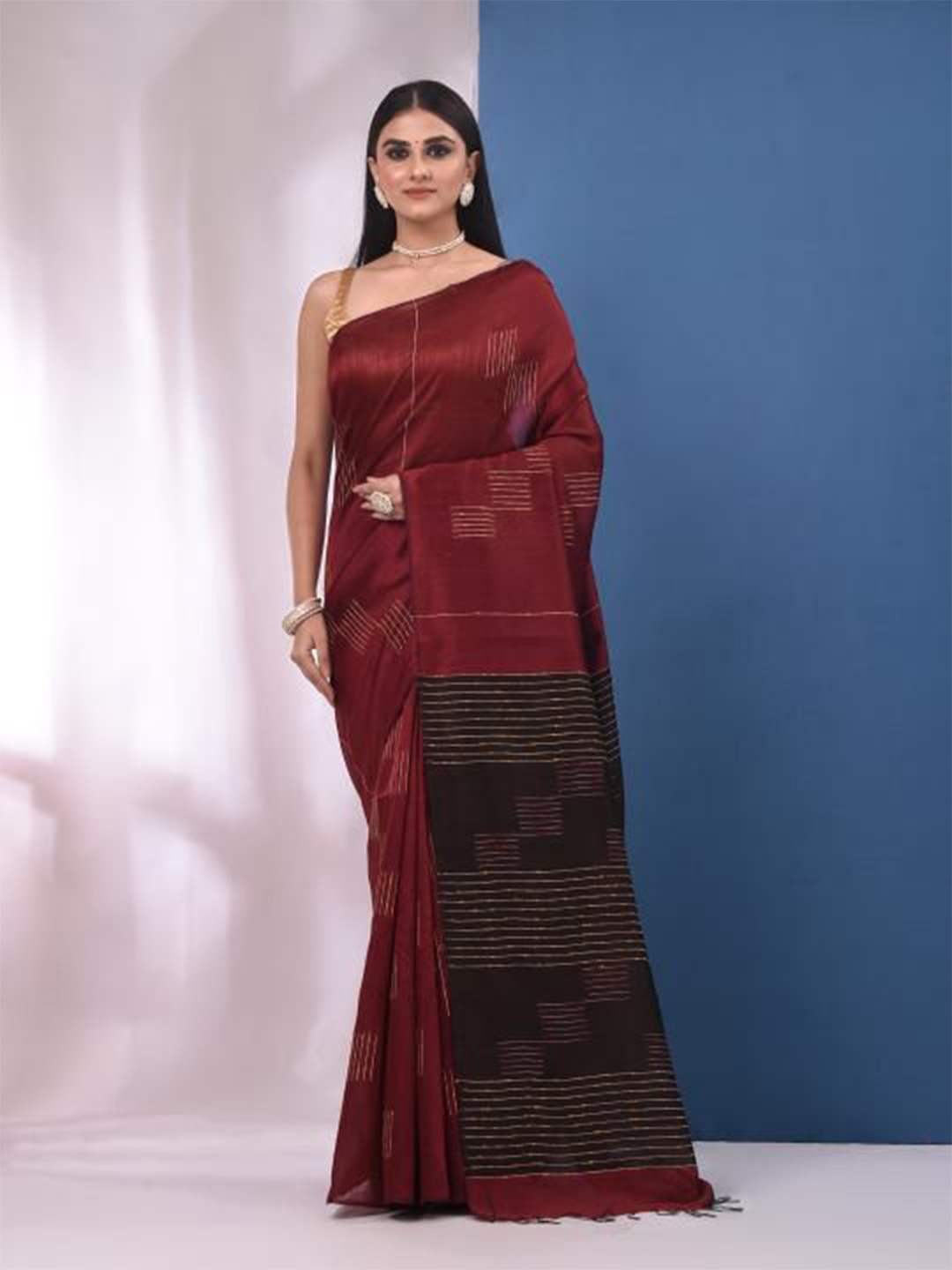 

VIBHAVARI Striped Embroidered Saree, Red