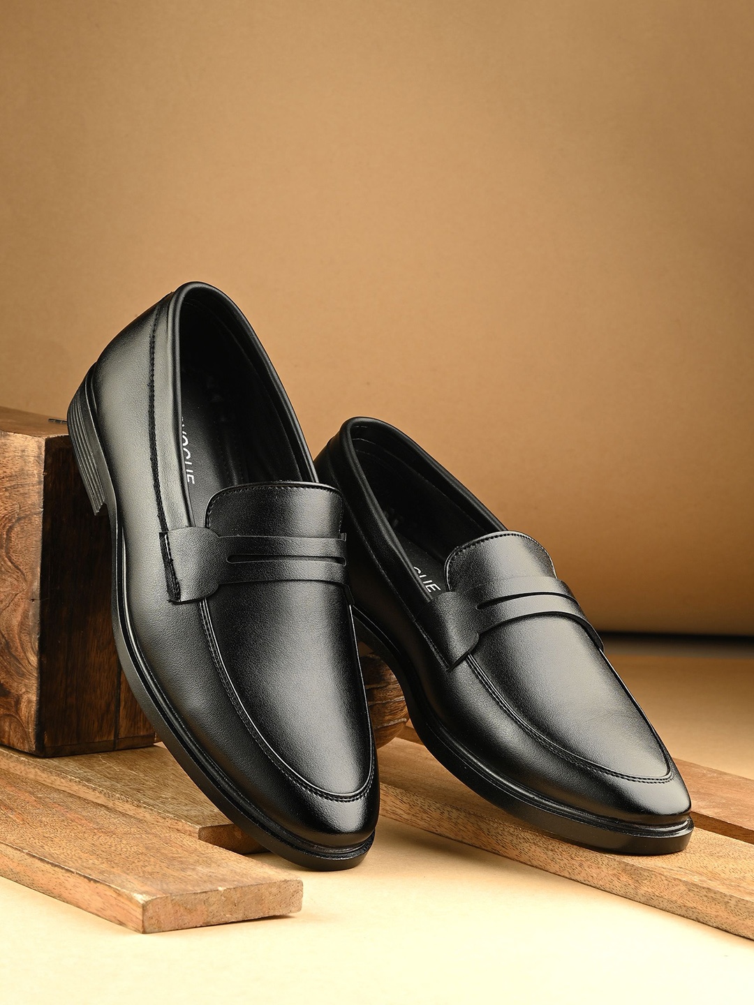 

Provogue Men black Loafers