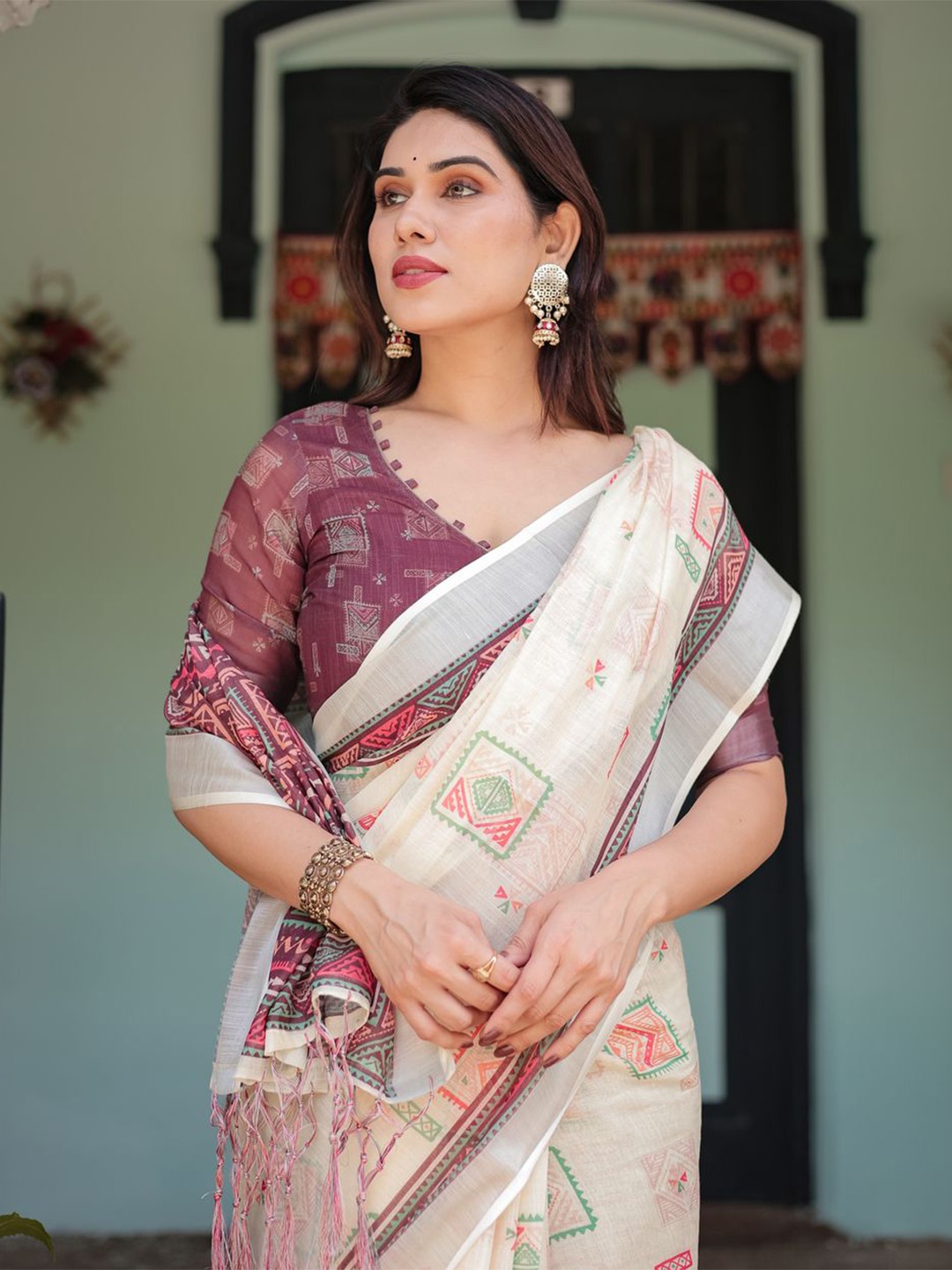 

ALMAARI FASHION Pure Linen Banarasi Saree with Blouse Piece, White