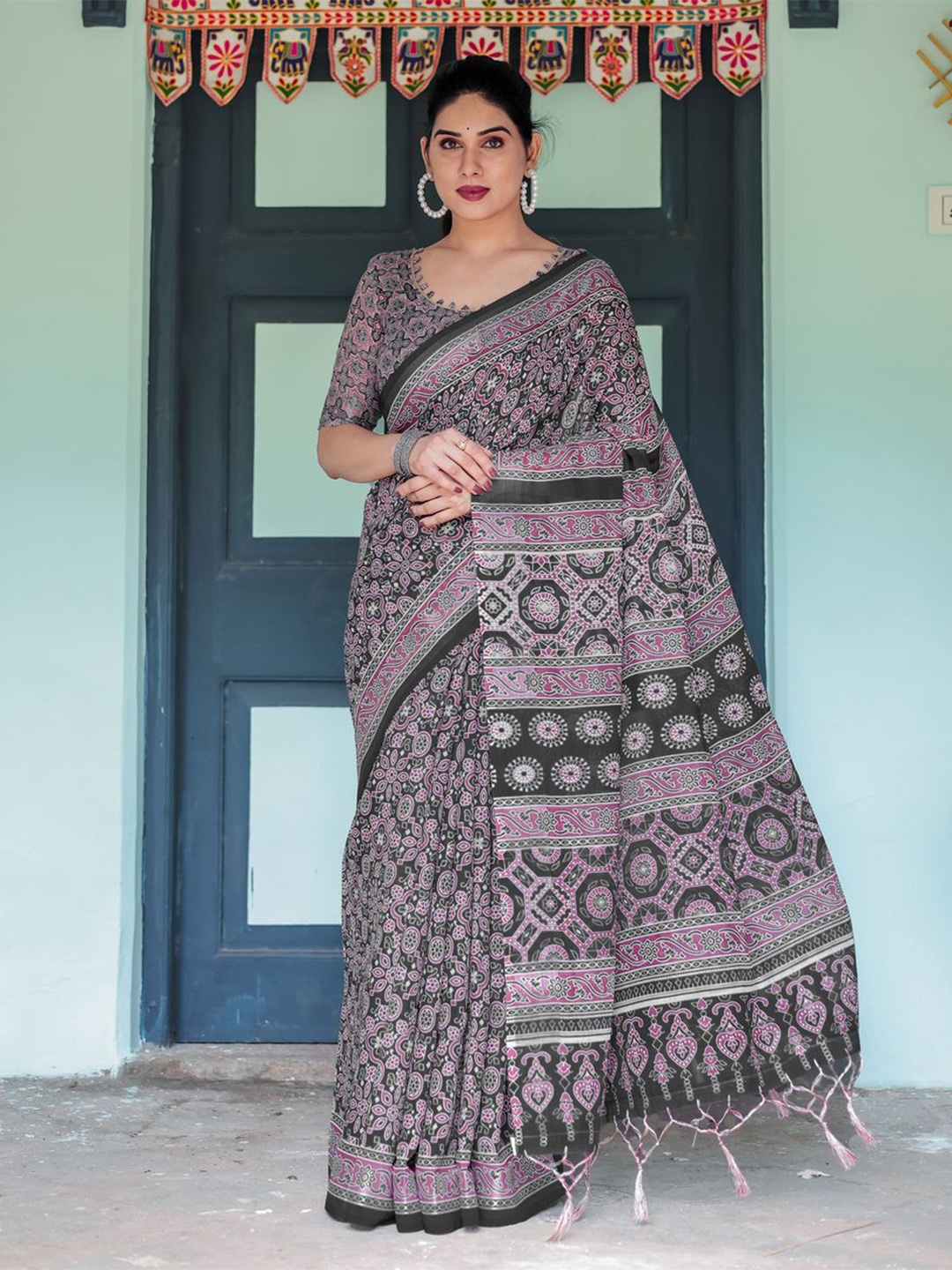 

ALMAARI FASHION Ethnic Motif Printed Pure Kanjivaram Silk Saree, Black