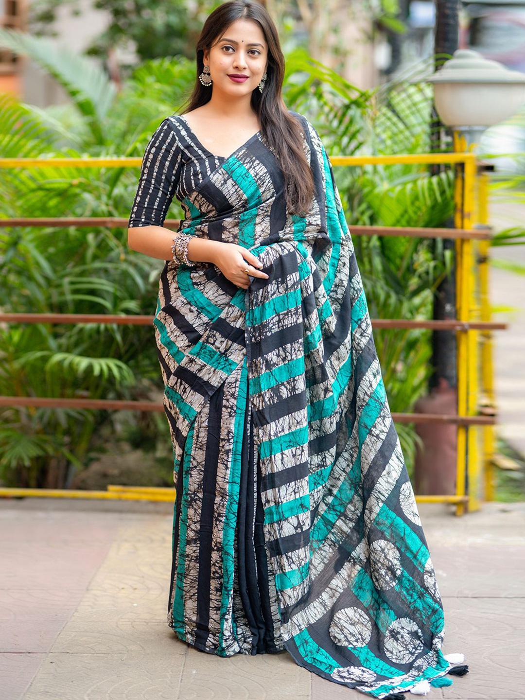 

Mitera Striped Chanderi Saree With Unstitched Blouse Piece, Teal