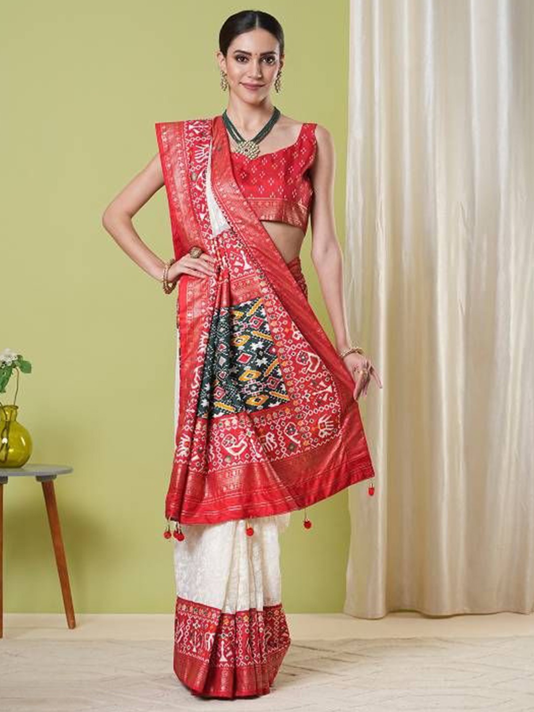 

HI FI NX Paisley Zari Pure Georgette Patola Saree, White