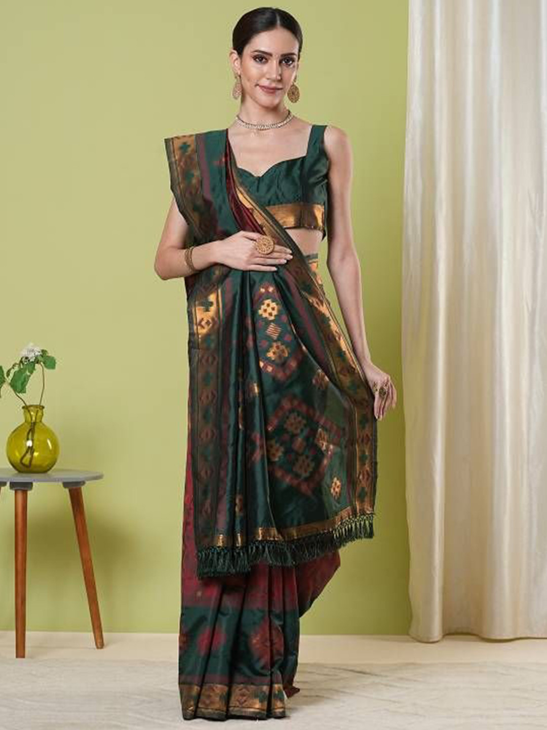 

HI FI NX Ethnic Motifs Woven Design Banarasi Saree, Maroon