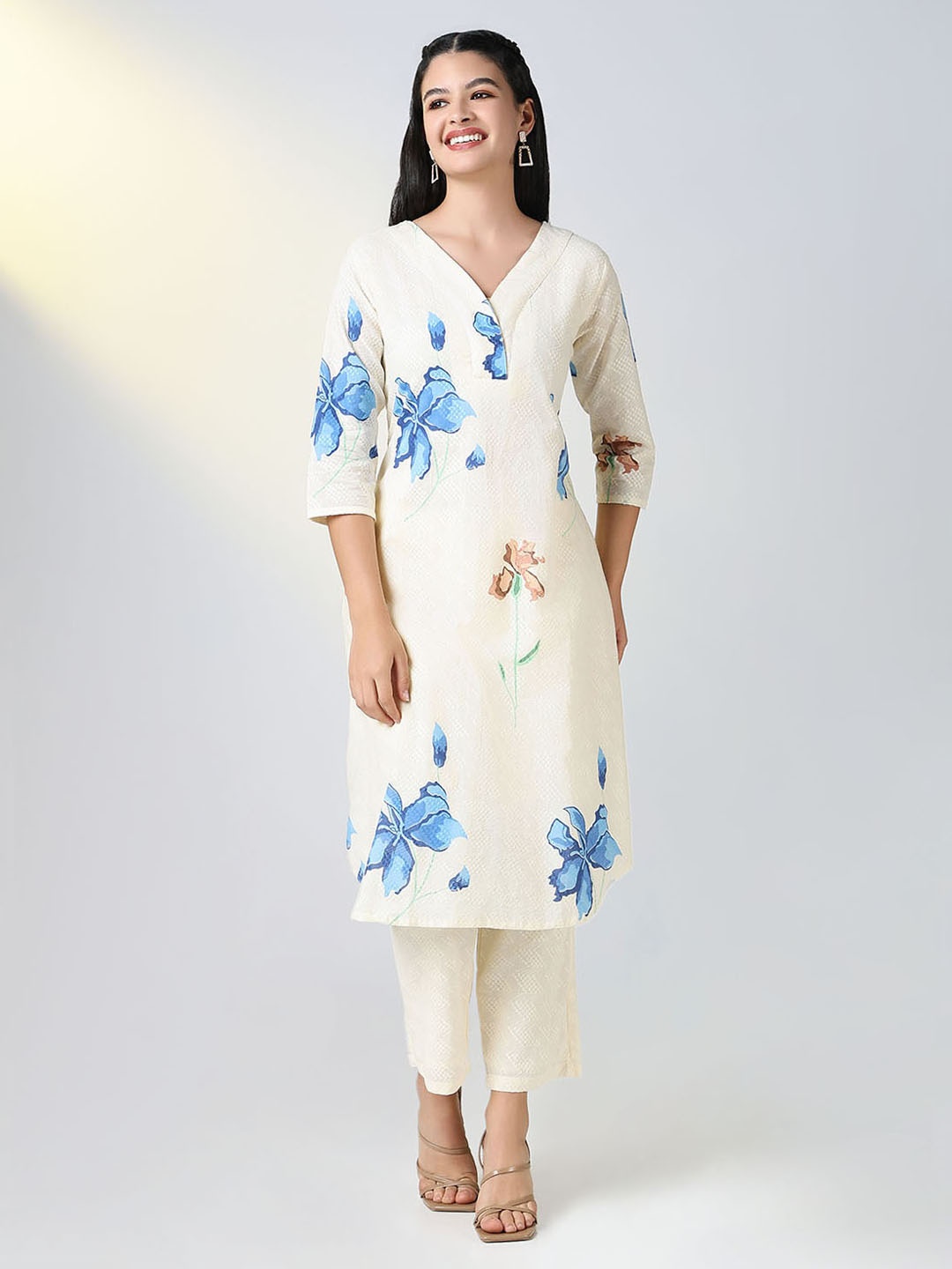 

SHOWOFF Floral Printed V-Neck Straight Kurta With Trousers, Cream