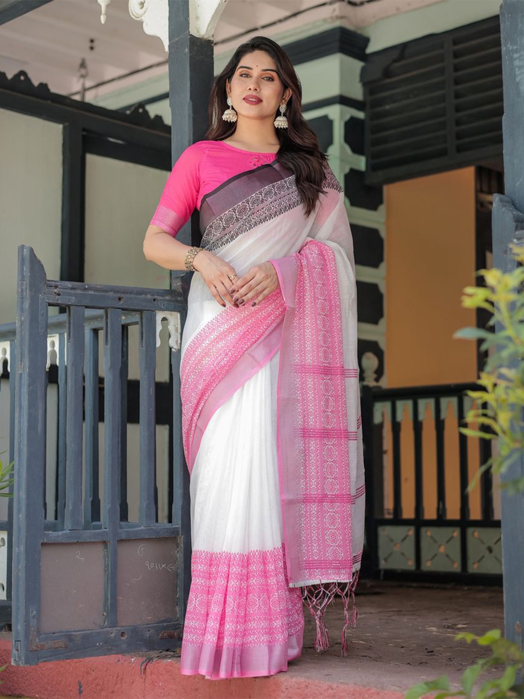 

ALMAARI FASHION Floral Pure Linen Handloom Banarasi Saree, White