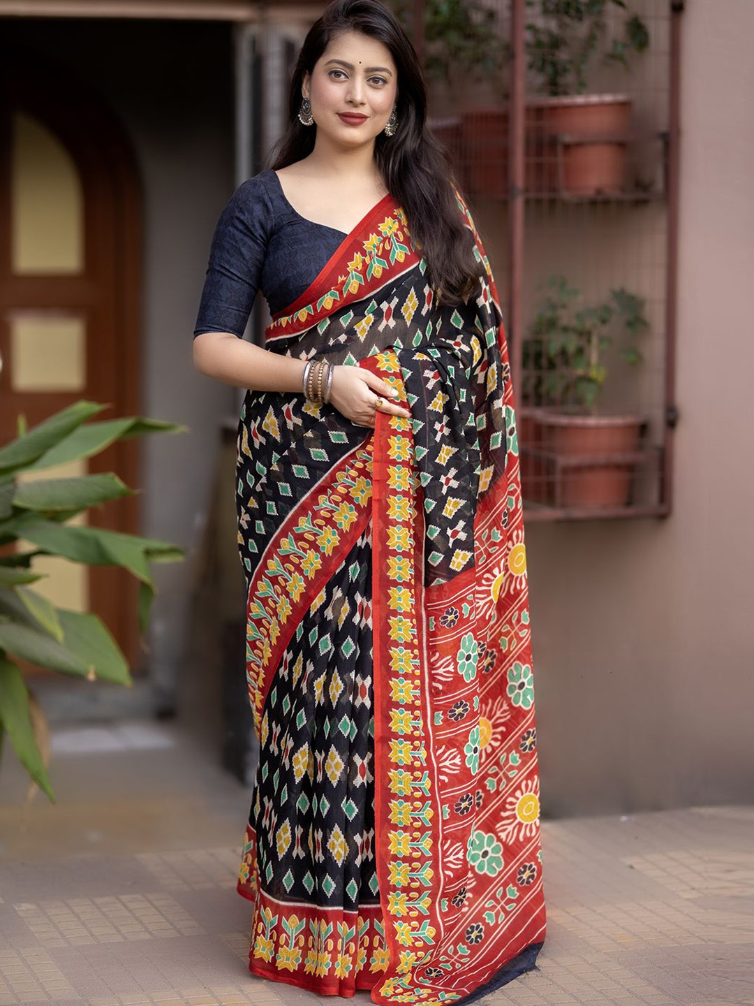 

Mitera Ethnic Motifs Printed Ikat Saree, Black