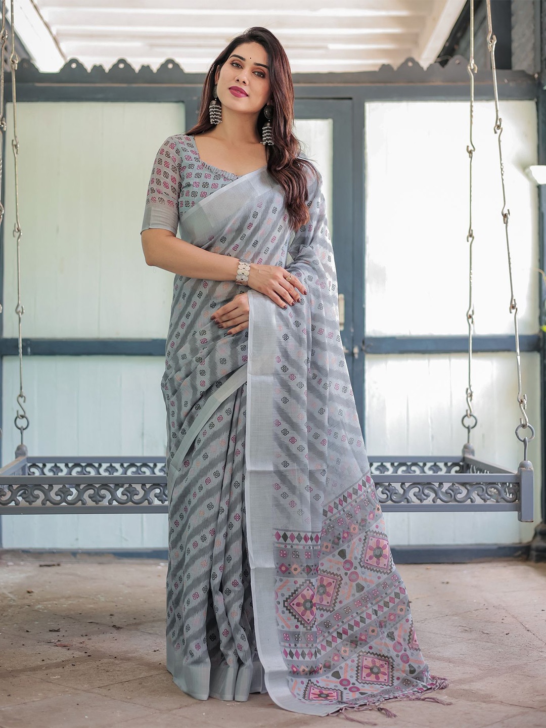 

ALMAARI FASHION Floral Printed Handloom Chanderi Saree, Grey
