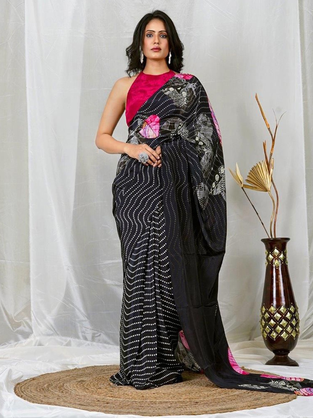 

EARTH O FAB Floral Pure Crepe Saree, Black