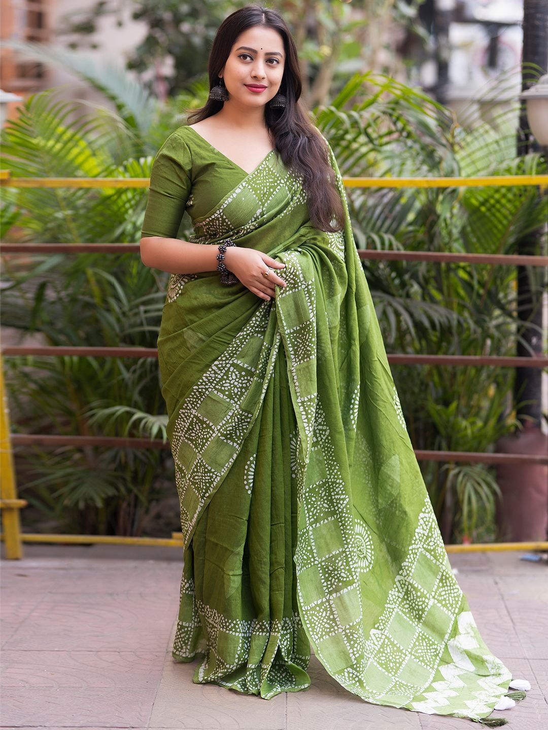 

LeeliPeeri Designer Printed Batik Saree, Green