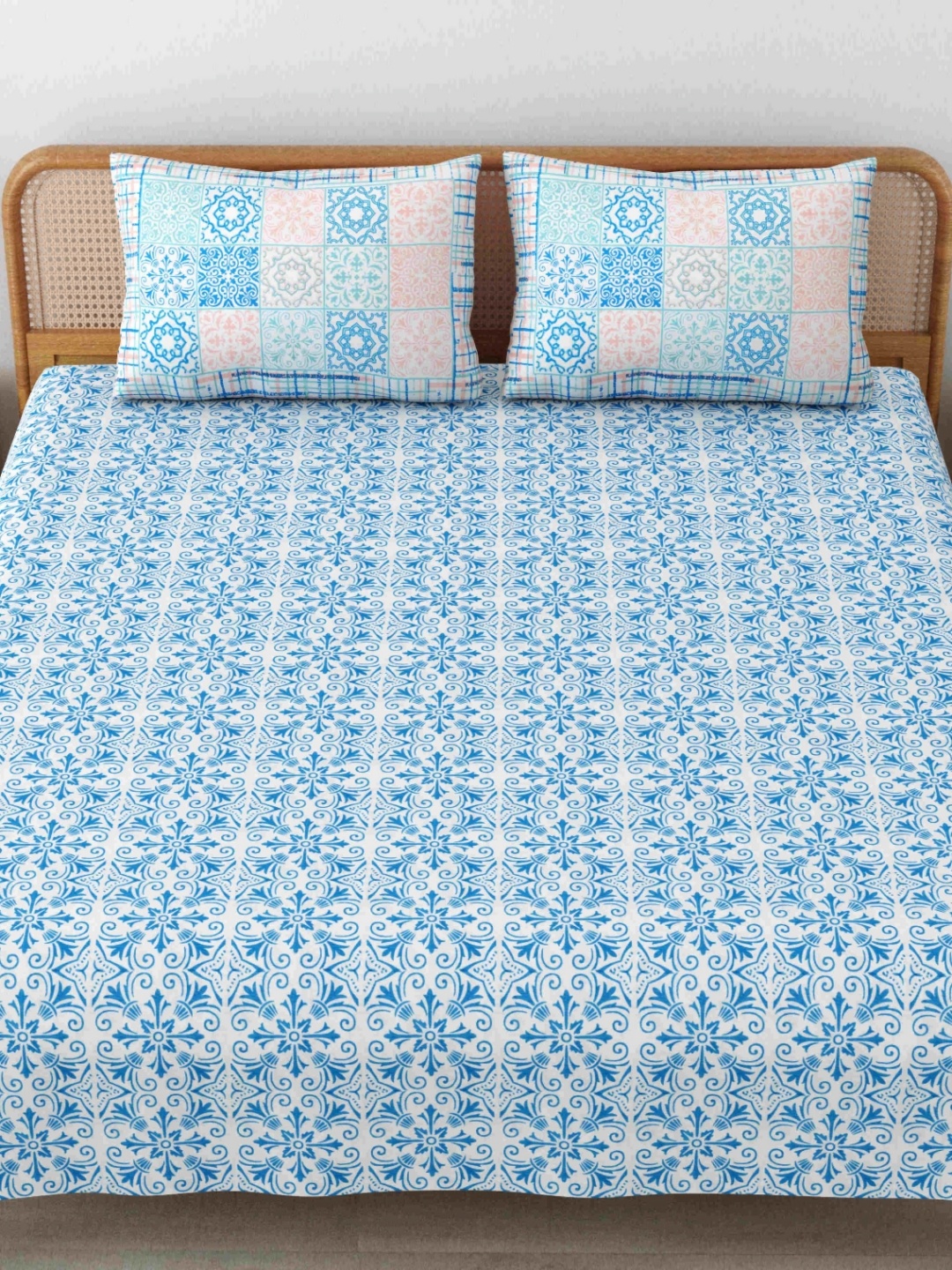 

MAFATLAL Sanskriti Blue Floral Printed Cotton 144 TC King Bedsheet Set 2.34 m X 2.7 m