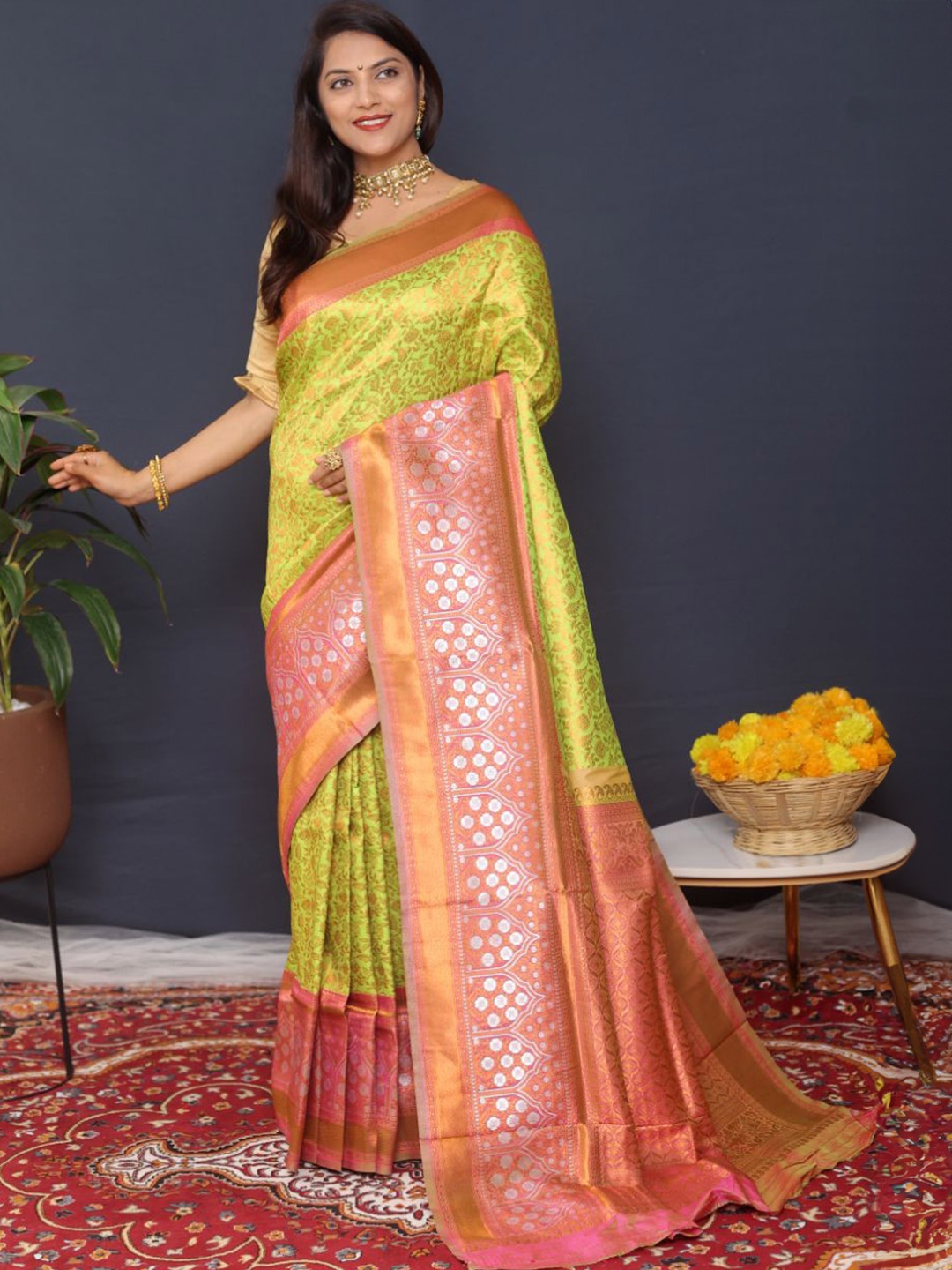 

amirat Woven Design Zari Pure Silk Banarasi Saree, Lime green