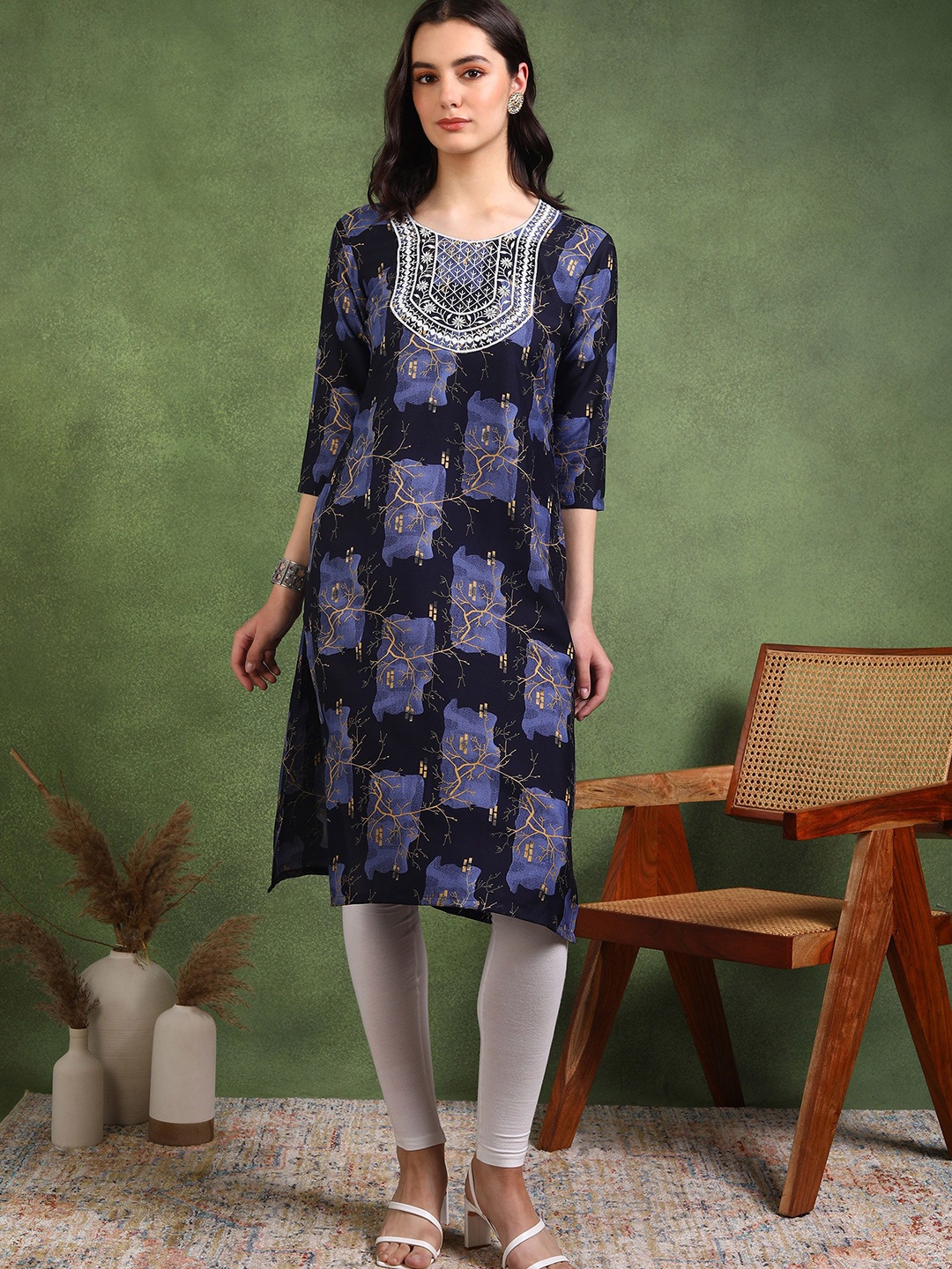 

DSK STUDIO Women Floral Printed Thread Work Crepe Kurta, Navy blue