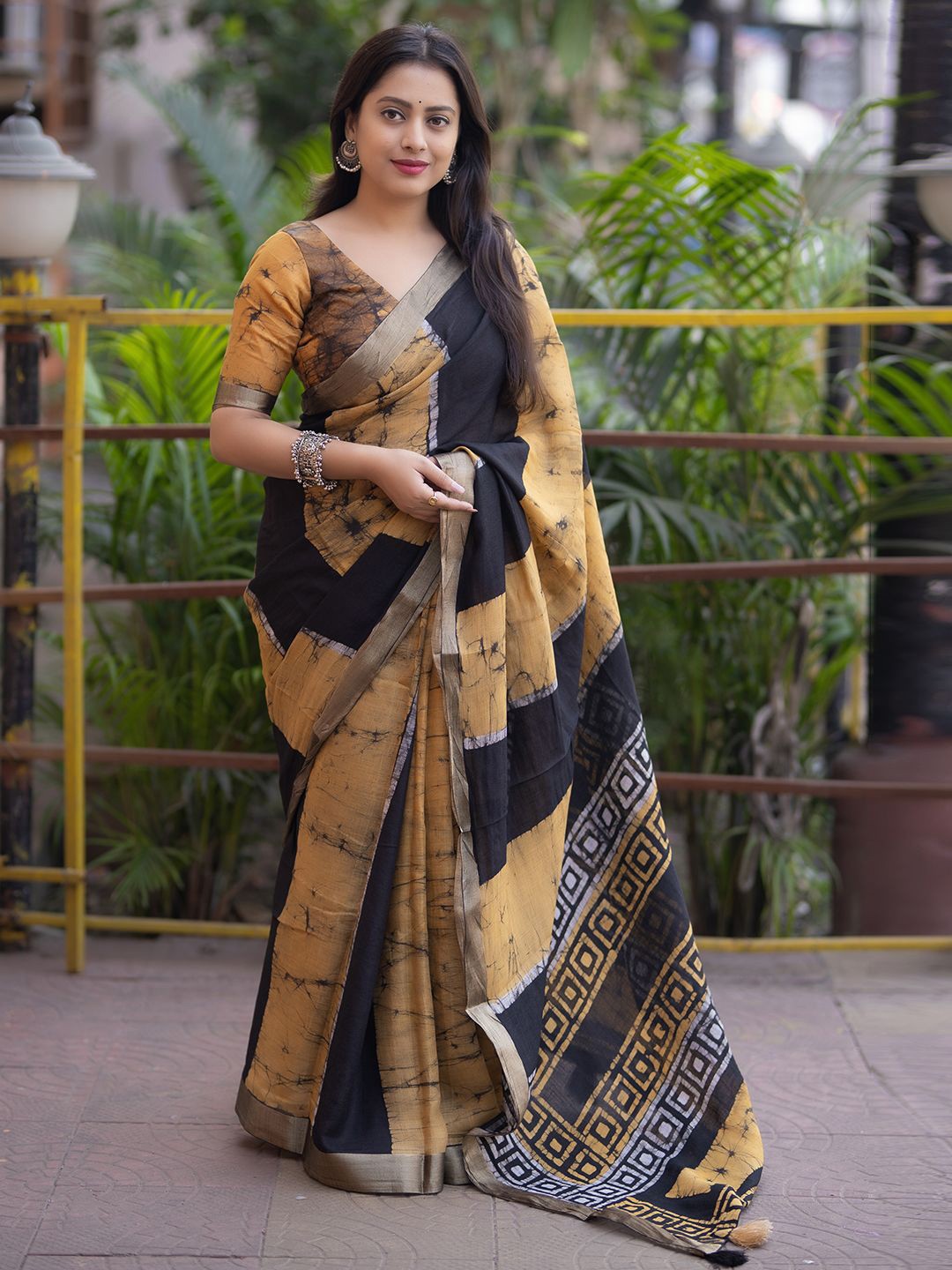 

Panzora Colourblocked Saree, Yellow