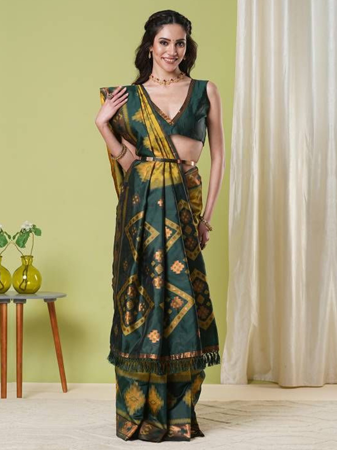 

HI FI NX Woven Design Zari Banarasi Saree, Yellow