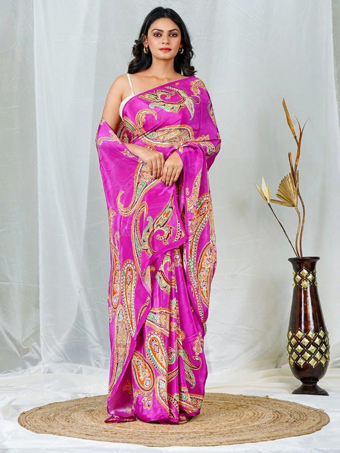 

EARTH O FAB Floral Pure Crepe Saree, Pink