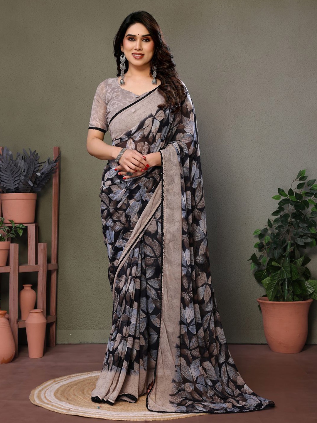 

DIVASTRI Floral Embroidered Pure Georgette Block Print Saree, Black