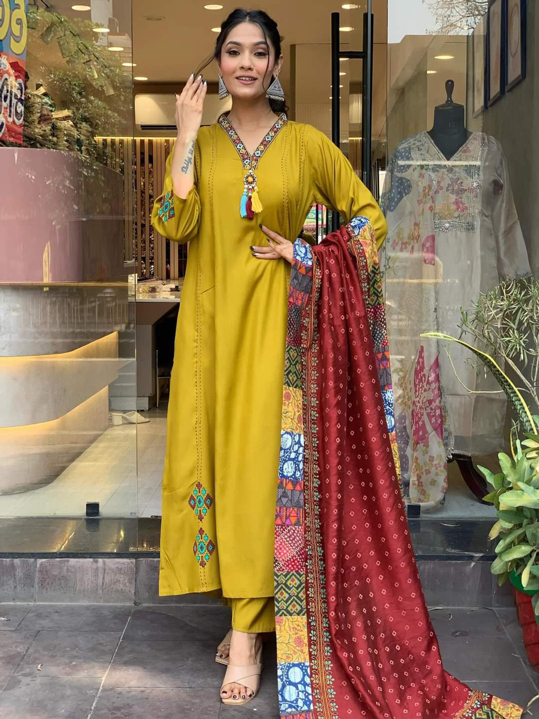 

choiceit Women Embroidered Regular Chanderi Silk Kurti with Pyjamas & With Dupatta, Yellow
